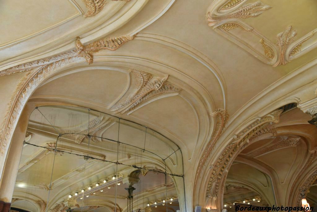 Les  flambées  de  fougères  accrochées  au  plafond  sont  l’œuvre  des  sculpteurs  Galetier et  Burtin.