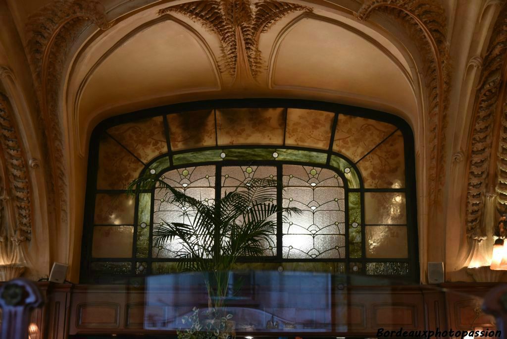 Les vitraux du maître-verrier Jacques Grüber, ornent de fougères, de pins et de feuilles ginkgo biloba, les larges baies.