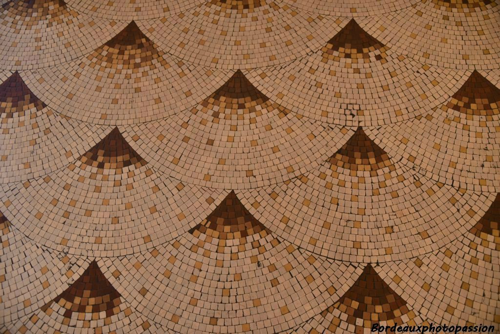  Au sol, une mosaïque de Pèlerin avec des motifs en queue de paon.