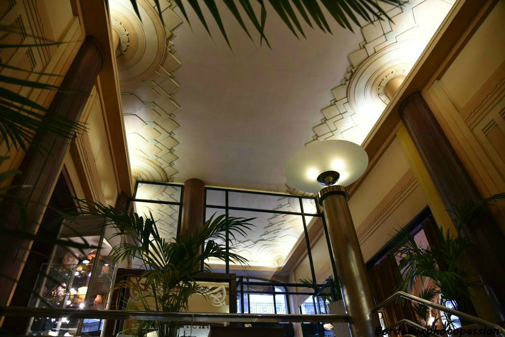 Dans  les  années  1928,  la  brasserie  connaît  des  aménagements  caractéristiques  de  l'Art  Déco  dont  témoignent encore de nos jours l'entrée, et les salons qui donnent sur la rue Henri Poincaré.