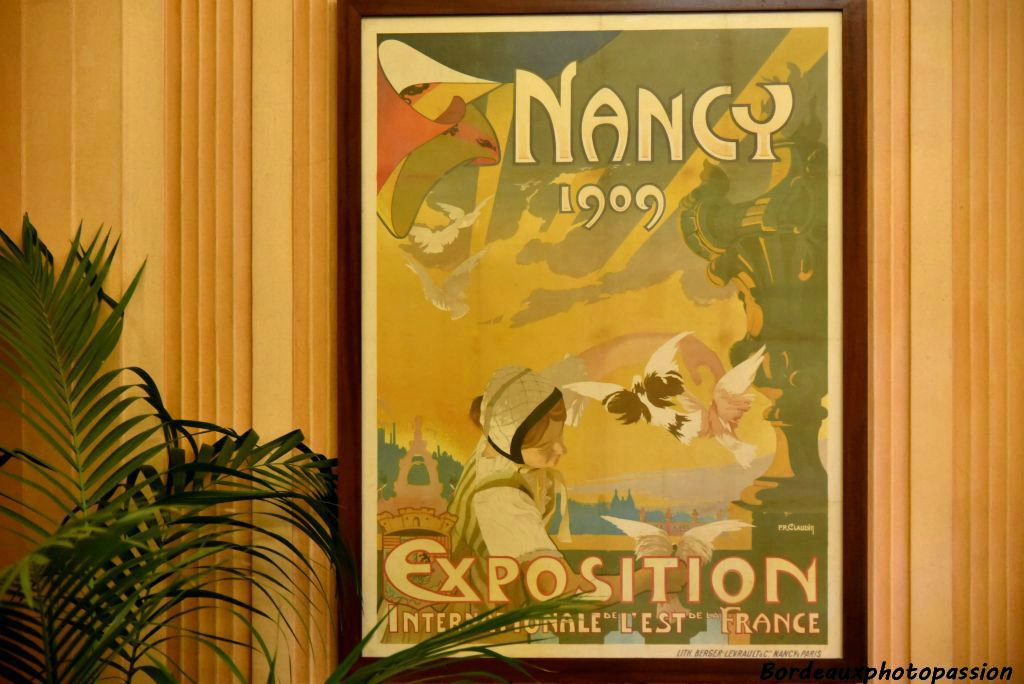 Affiche de l'exposition internationale qui s'est tenue à Nancy de mai à novembre 1909. Elle accueillit plus de deux millions de visiteurs  pour 2 193 exposants1. L'exposition est notamment connue pour son importance dans l'histoire de l'école de Nancy, dont le pavillon marqua le début du déclin.