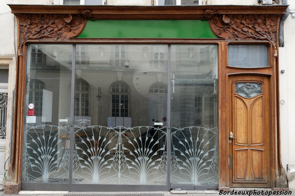 Devanture du magasin d'Arthur Goudchaux (marchand de fourrures à Nancy) réalisée par l’ébéniste Eugène Vallin en 1901.