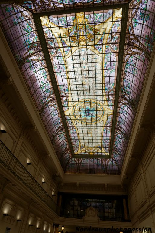 Verrière du hall du Crédit Lyonnais. Elle a été réalisée par Jacques Grüber et Charles Gauville. Elle se compose de 264 panneaux pour une surface de 250m² et forme ainsi la plus grande verrière de Nancy. 