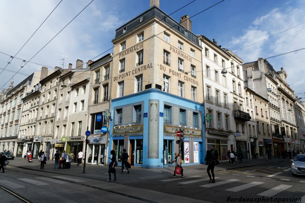 Pharmacie du Point Central. Un décor de mosaïque sur fond bleu sur les deux façades.