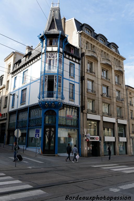 Le magasin Génin-Louis,  est le premier édifice à structure métallique apparente à servir en partie d'habitation. 