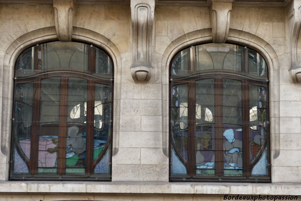 Les vitraux au rez-de-chaussée  ont été conçus par Antonin Daum et Jacques Grüber. 