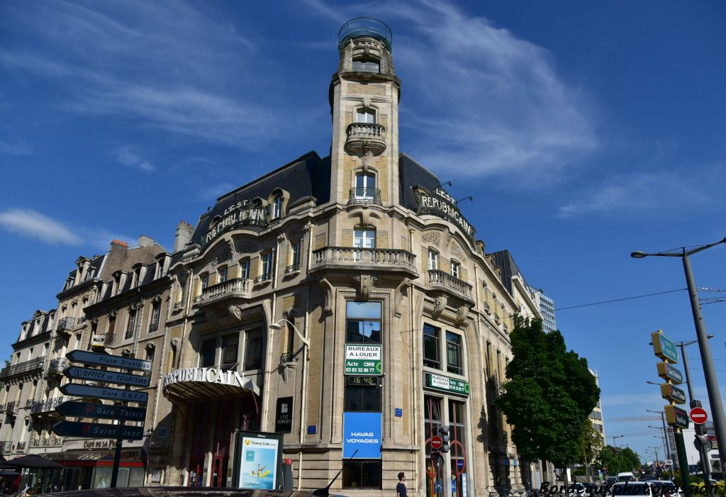Pierre Le Bourgeois éalise, en 1913, l'immeuble de L'Est républicain à Nancy, de style École de Nancy par ses matériaux et sa tour d'angle mais de style années 1920 dans l'ornementation et la composition en arc de triomphe.