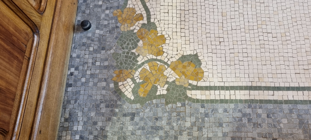 Le sol en mosaïque reprend toujours le même thème végétal : la monnaie-du-pape.