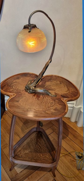 Ici une lampe Libellules créée en 1903 et qui sera un succès dans le catalogue Majorelle. 