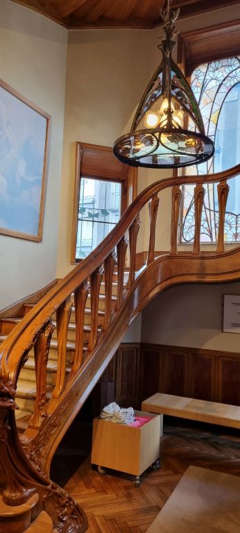 La cage d'escalier est monumentale par rapport au volume de la villa. De discrètes feuilles de lierre ornent le début de l'escalier.