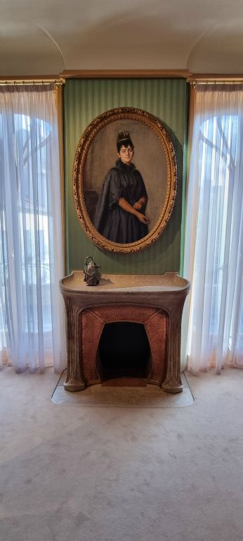 Au-dessus de la cheminée, le portrait de la sœur de Majorelle par Émile Friant. 