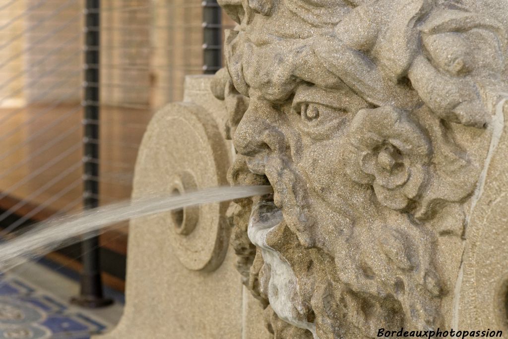 Bien que cette figure crachant de l’eau représente Neptune le dieu des océans, elle a été surnommée le lion par les baigneurs en raison de sa chevelure évoquant une crinière.