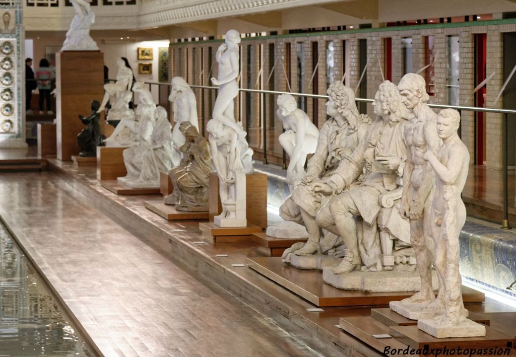 De chaque côté de la lame d’eau, un ponton de bois abrite une impressionnante succession de statues de plâtre, de marbre, de bronze, de pierre.