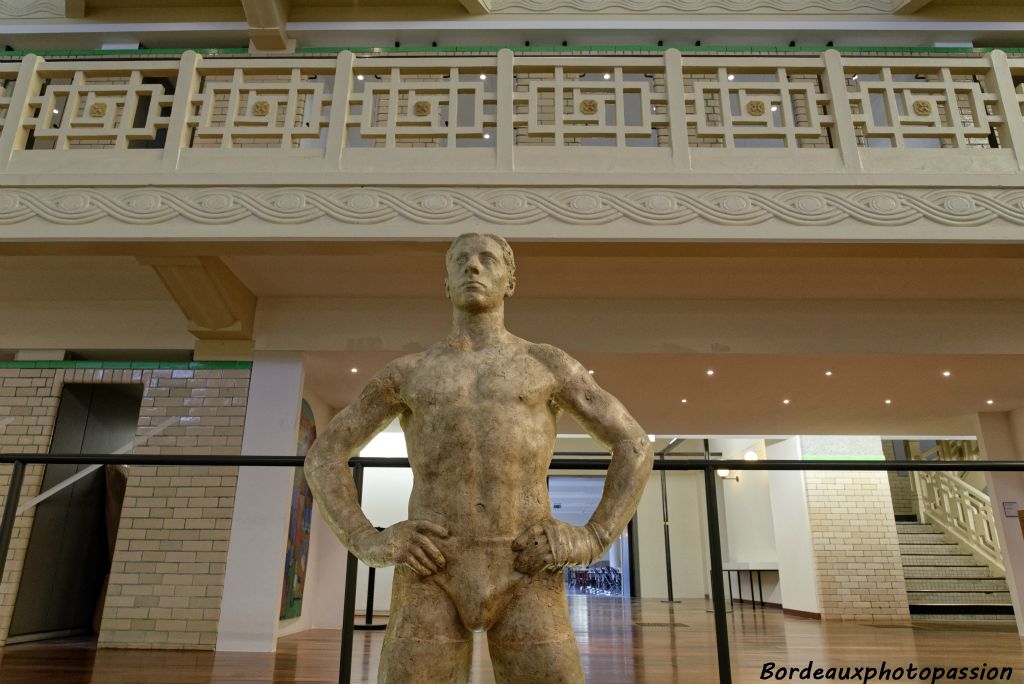 C’est durant son séjour à la villa Médicis que Félix Joffre, grand prix de Rome de sculpture en 1929, réalisa le buste de L’Athlète et en 1938, il en modela une version complète en plâtre patiné.
