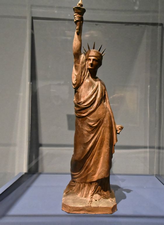 La Liberté éclairant le monde, étude en terra-cotta pour une avant-dernière version de la statue de la Liberté.
