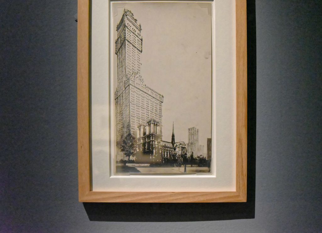 L'architecte Louis Bonnier avec son collage juxtaposant la cathédrale Notre-Dame et le Woolworth Building de New-York veut montrer que les architectes américains sont souvent d'anciens élèves  de l'école des Beaux-Arts parisienne.