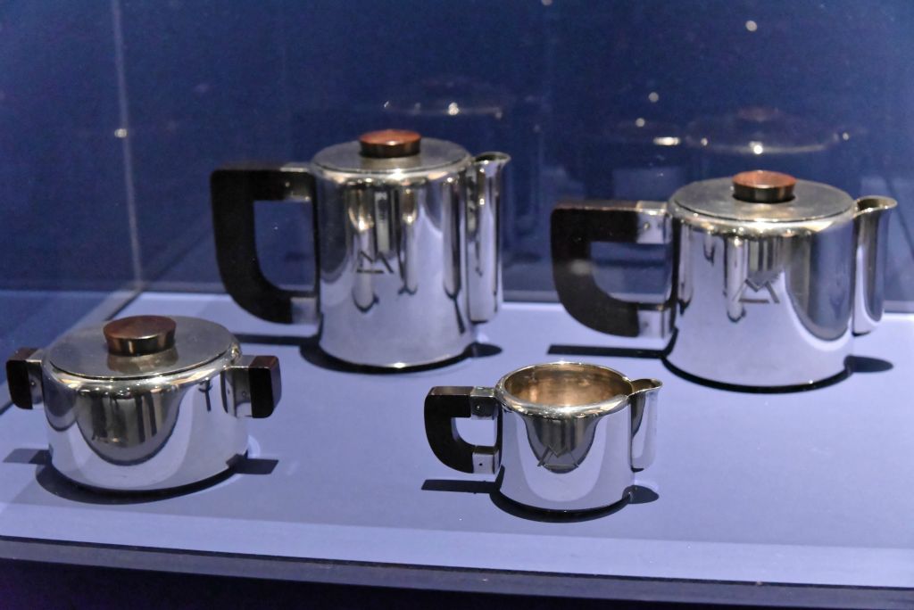 Service à thé et à café commercialisé en 1936 d'après le modèle utilisé à bord du paquebot Normandie. Métal argenté et palissandre 1936-1945