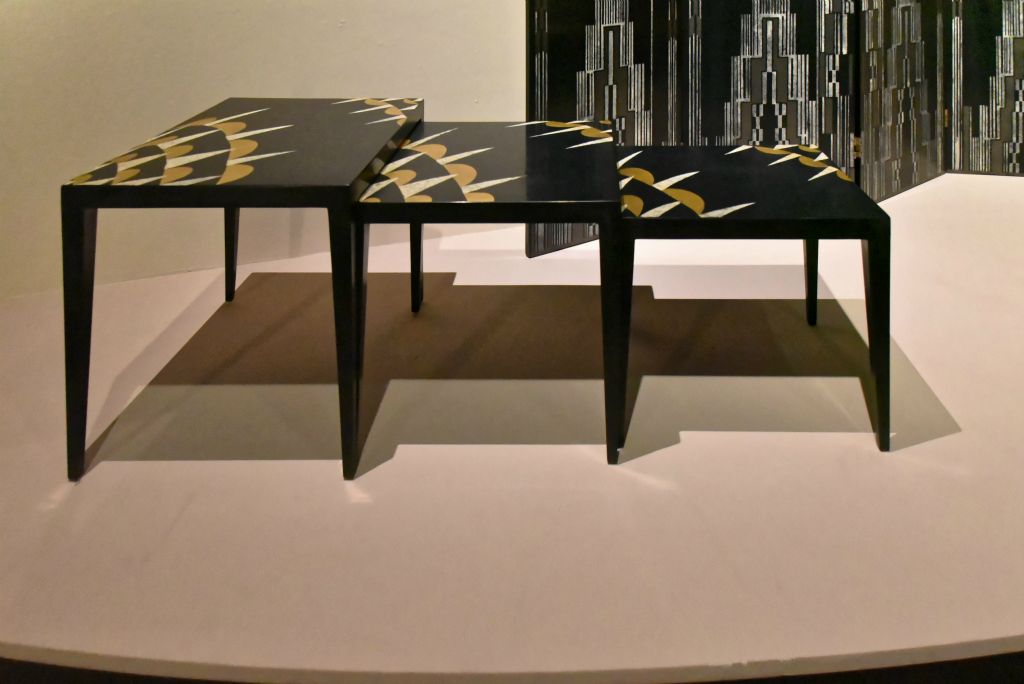 Gaston Suisse (1896-1988) Tables gigognes vers 1925 Laque noire décor d'inscrustation de coquilles d'œuf et de feuille d'or patinée.