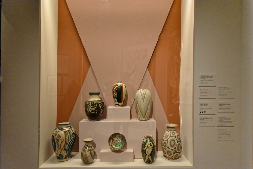 Vases du peintre et céramiste René Buthaud qui fut l'un des rénovateurs de la céramique. Son œuvre céramique est de style Art déco.