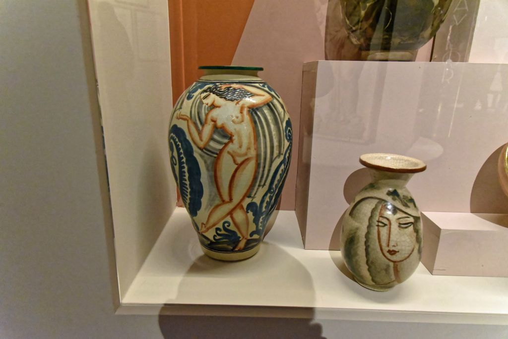 Ses vases ovoïdes sont souvent dcorés de portraits et de silhouettes féminines. À gauche :  Vase aux trois danseurs vers 1922-1923.