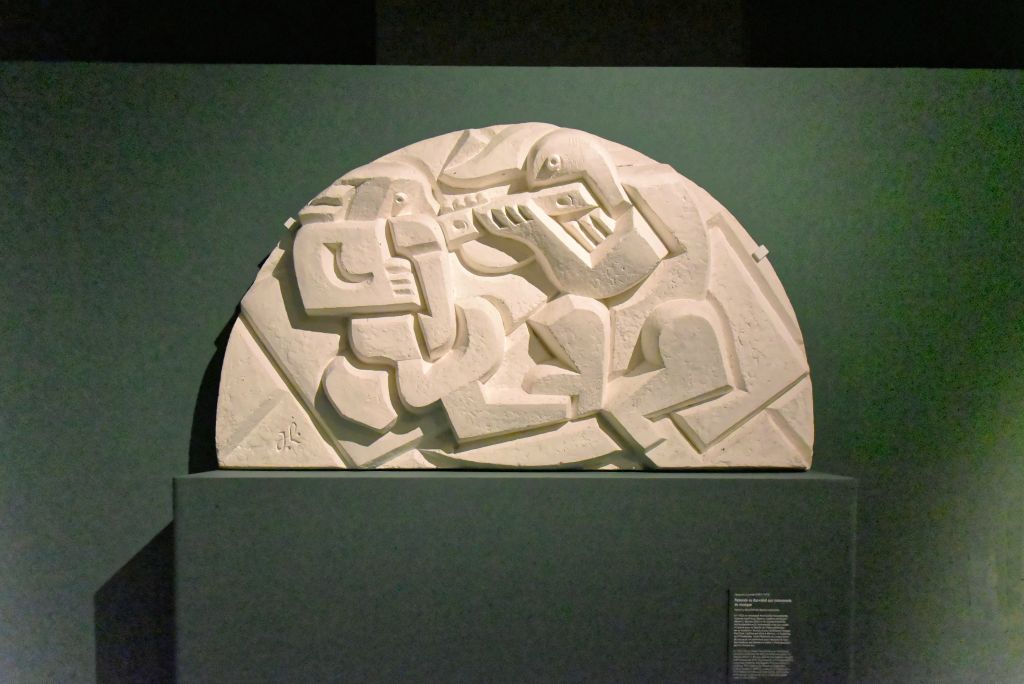 Un mécène américain commande plusieurs œuvres au sculpteur français Jacques Lipchitz (1891-1973) Ici Pastorale ou Bas-relief aux instruments de musique Plâtre 1923