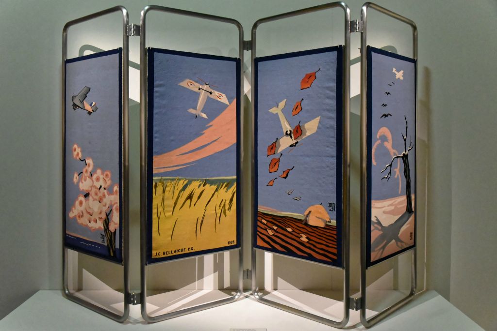 Jean-Camille Bellaigue (1893-1931) Qutre panneaux de tapisserie de Beauvais montés sur structure contemporaine. Les aviosn-Les quatre saisons (1928)