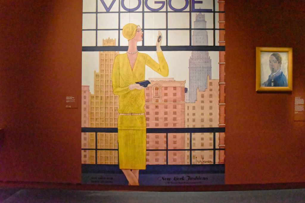 La mode n'échappe pas à l'Art déco. Georges Lepape est un affichiste, dessinateur, illustrateur de mode. Ici il fait la couverture du Vogue Amérique numéro de mai 1928.