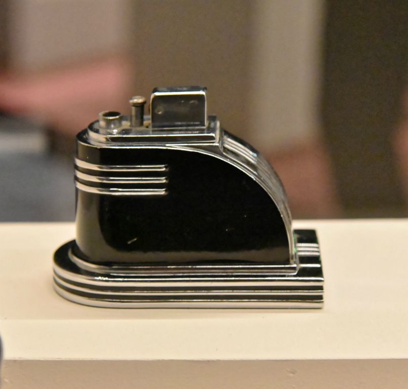 Briquet, modèle Ronson Touch TIP en métal chromé et émaillé noir vers 1935.