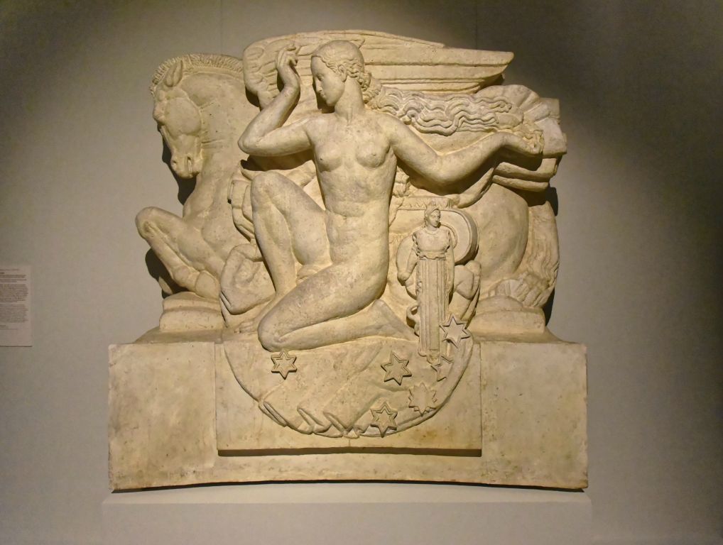 Alfred-Alphonse Bottiau (1889-1951) L'inspiration, maquette de mise au point pour la sculpture du fronton du pavillon de Tête de l'aile Paris du  palais de Chaillot. Le sculpteur reçoit aussi de nombreuses commandes des États-Unis.