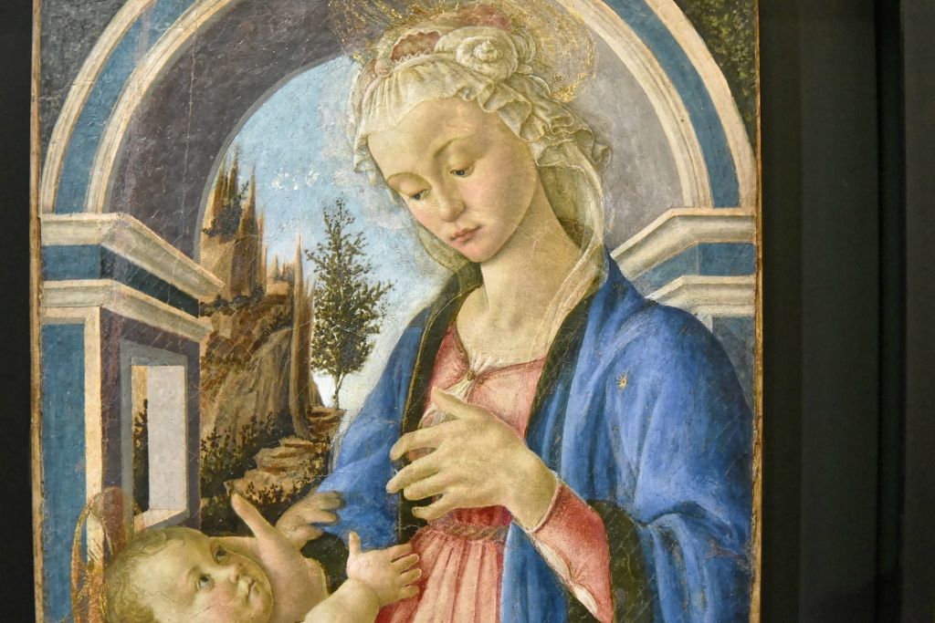 Ce panneau est inspiré par une "Vierge à l'Enfant" de son premier maître Filippo Lippi. Botticelli entra dans l'atelier du maître en 1460-65.