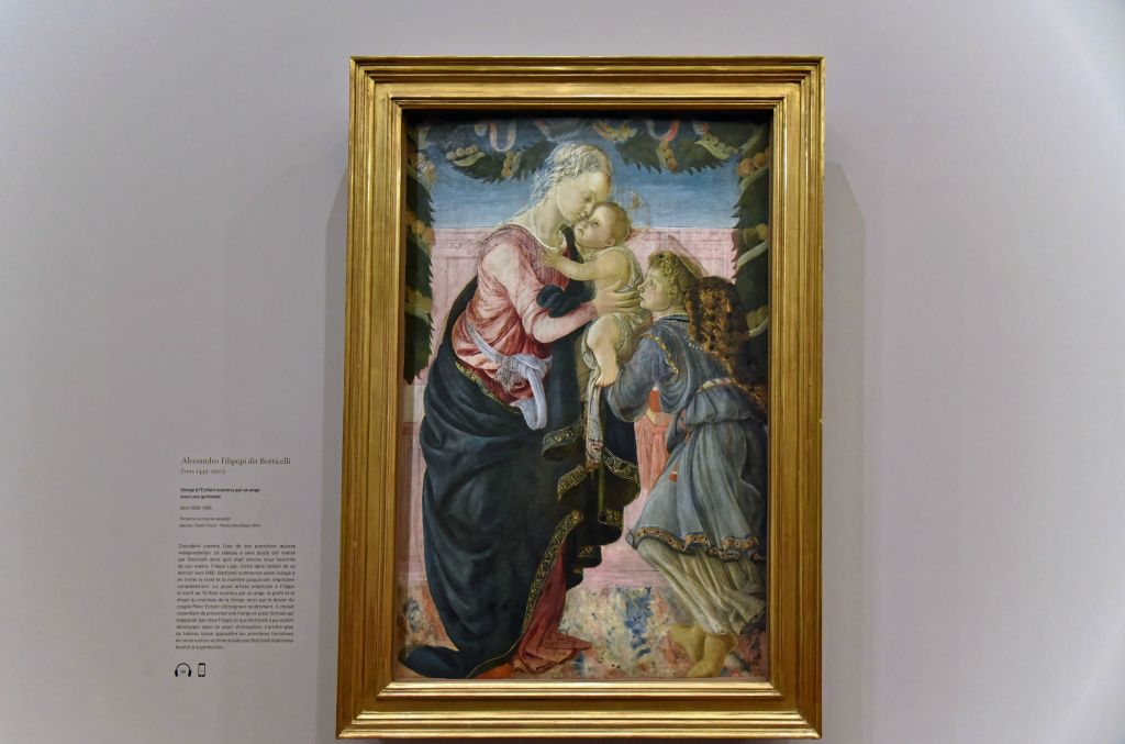 "Vierge à l'Enfant soutenu par un ange sous une guirlande" peint vers 1460-1465 par Botticelli.