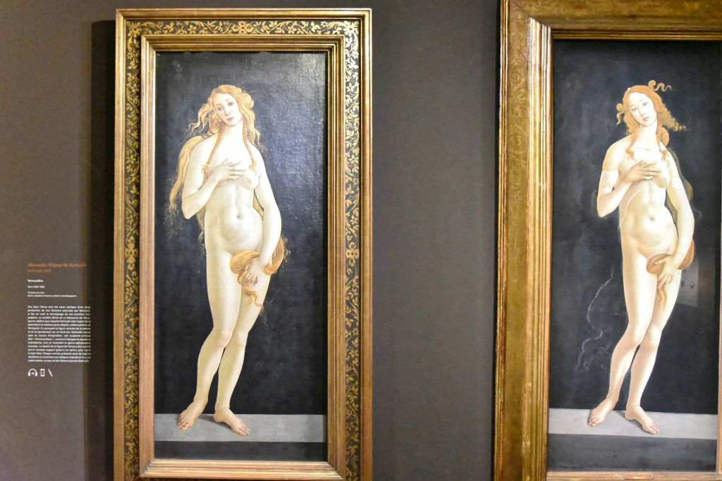 A gauche "Vénus pudica" de Botticelli (Berlin)