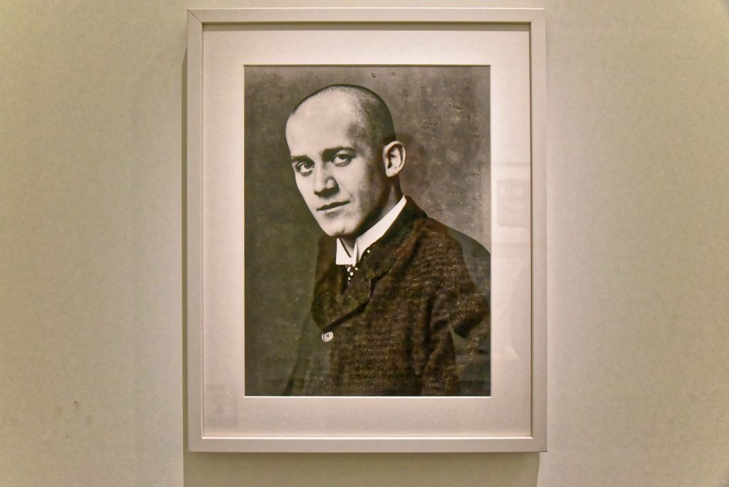 Photo de Wenzel Weis Oskar Kokoschka le crâne rasé Vienne 1909. L'artiste est montré en paria, le crâne rasé, indiquant la blessure que lui ont infligée métaphoriquement les critiques injurieuses de la bonne société viennoise.