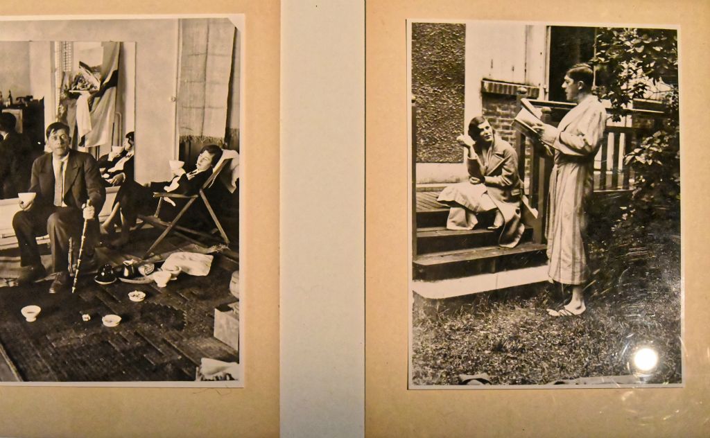 Deux photos de Brassaï À gauche Kokoschka avec une amie à la villa des Camélias (1931) et à droite le peintre est avec Claire Goll (née Clara Alschmann) dans le jardin de la villa des Camélias (1931)