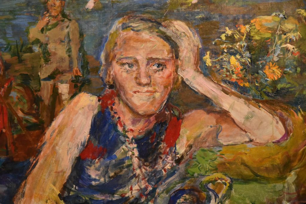 La jeune femme est représentée allongée au bord du lac, le peintre se tient debout à distance.