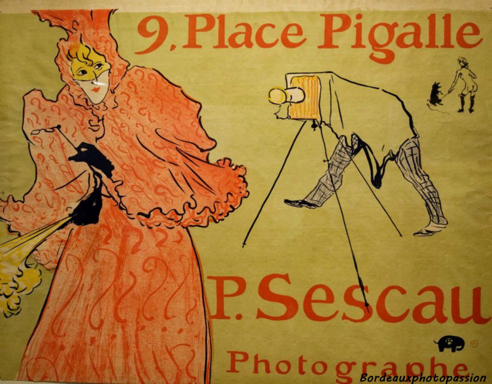 Après avoir été tant de fois photographié par le photographe Sescau, Toulouse-Lautrec le représente à son tour sur une affiche.