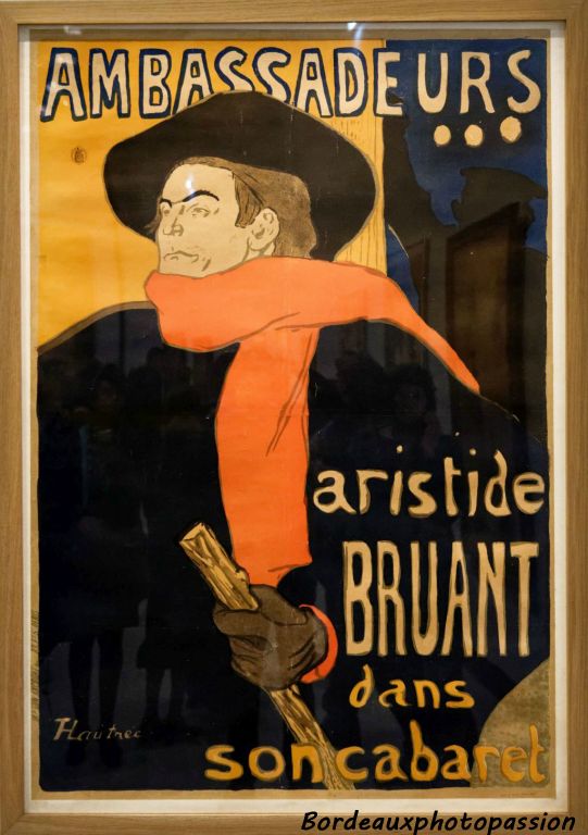 Affiche destinée à la tournée de Bruant aux "Ambassadeurs". Le chapeau empiète sur les caractères d'écriture... type de composition encore très apprécié aujourd'hui.