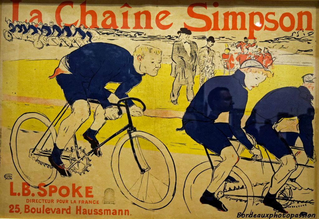 C'est Tristan Bernard, directeur du vélodrome Buffalo, qui entraine Lautrec vers les courses cyclistes. Commande d'une réclame pour la chaîne Simpson. 1896