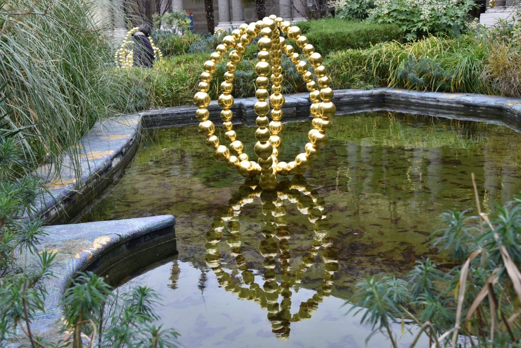 Lotus doré se mirant dans un bassin tranquille. Il évoque Narcisse épris de sa propre image. Il sera transformé,  selon la légende.