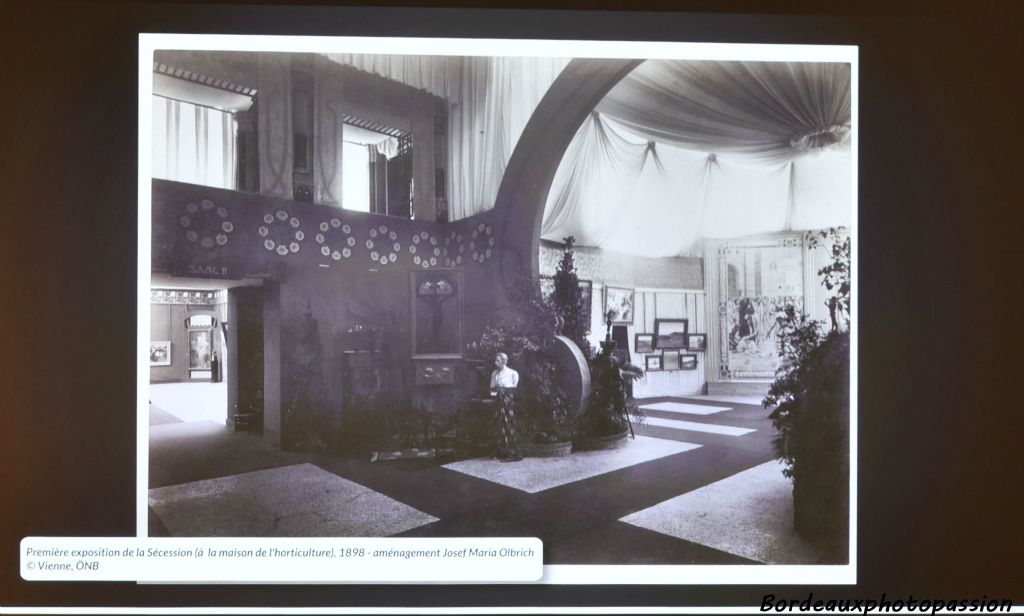 Première exposition de la Sécession en 1898, aménagement Josef Maria Olbrich qui raliera plus tard Otto Wagner à ce mouvement.