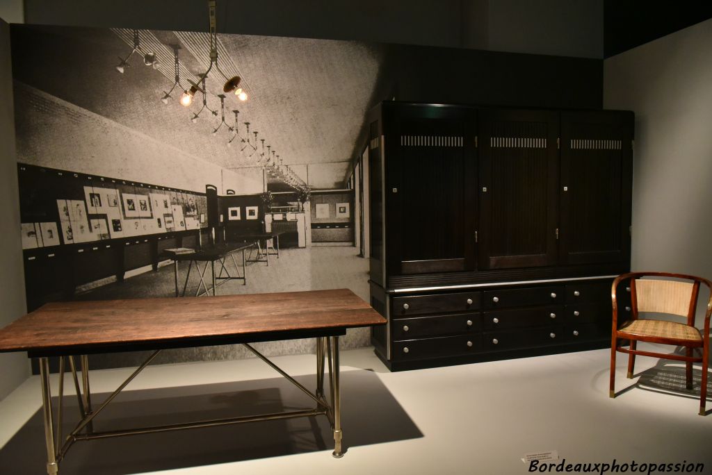 Salle d'exposition avec table du journal Die Zeit 1902 Otto Wagner