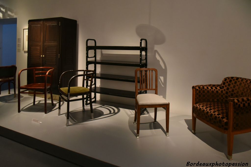 Wagner sera beaucoup copié. Ici fauteuil étagère et chaise conçus par Wagner toujours pour le hall de la caisse d'épargne de la poste de Vienne 1912-1913
