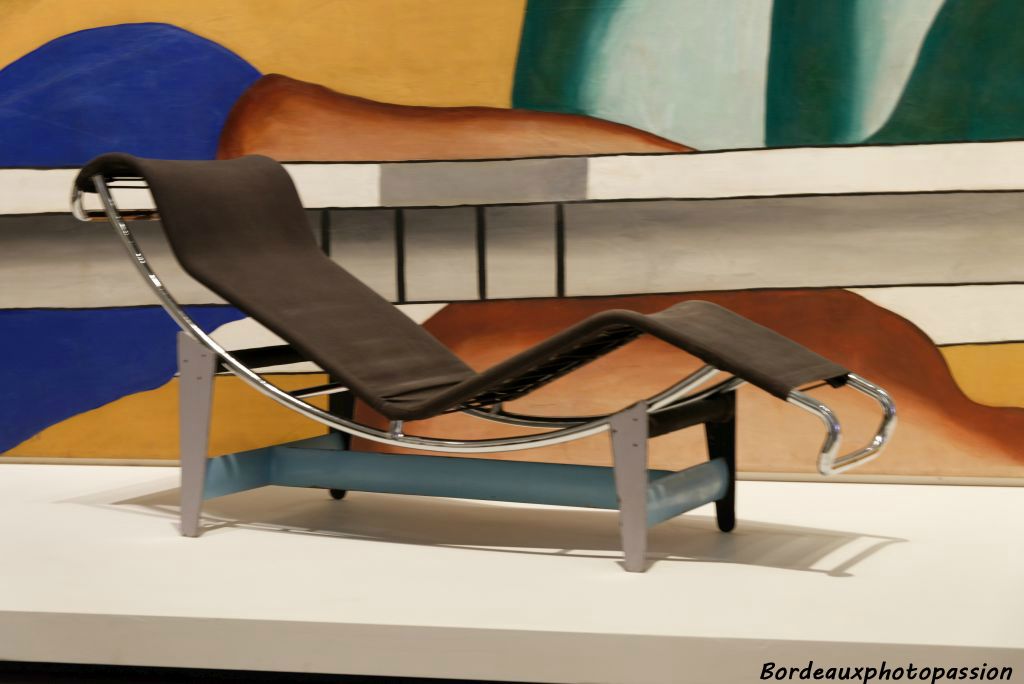 Chaise longue basculante B 306 a été conçue par Charlotte mais porte 3 signatures par ordre alphabétique. : Le Corbusier, Pierre Jeanneret , Charlotte Perriand.