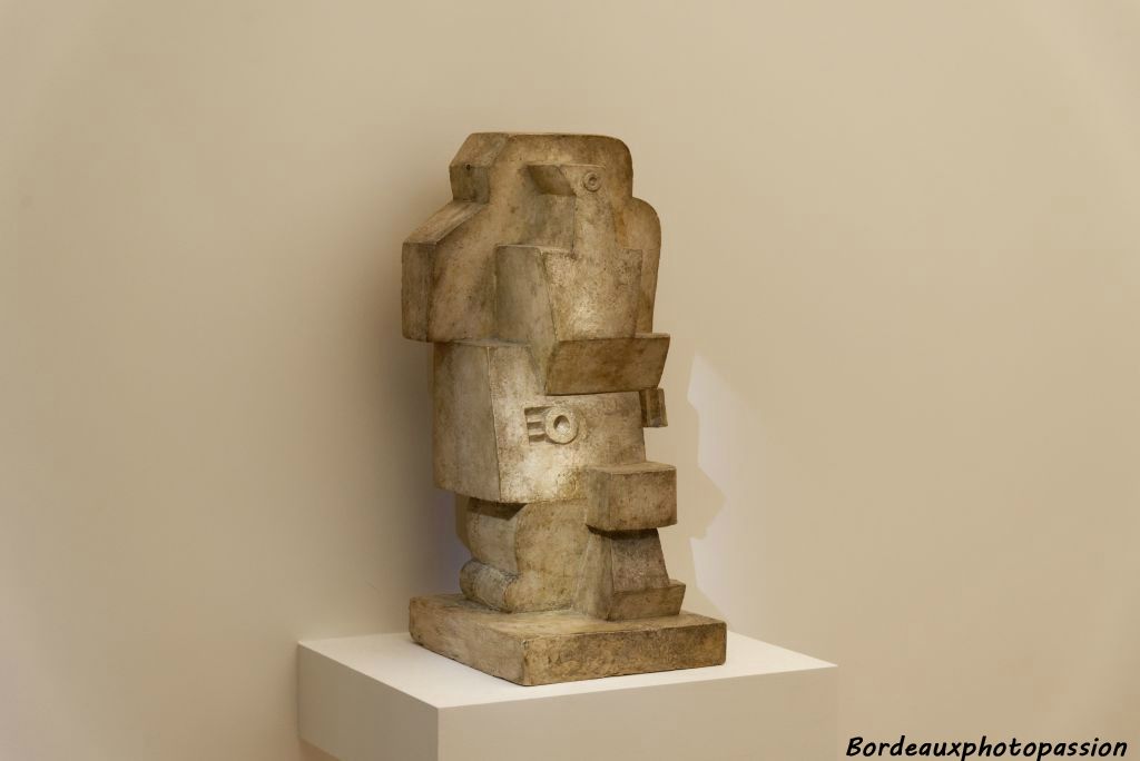 Jacques Lipchitz  (1891-1973) Homme à la guitare assis 1920. Le sculpteur a donné à Perriand une copie de cette sculpture en échange d'un bureau en 1929.