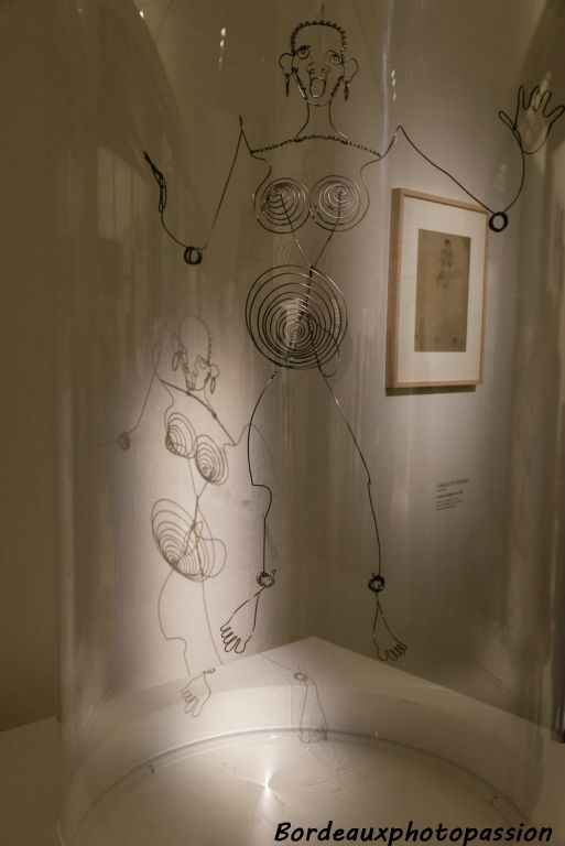 De même que son ami le sculpteur américain Alexander Calder qui résume la star d'une ligne de fer dénouée. Joséphine Baker (III) vers 1927 