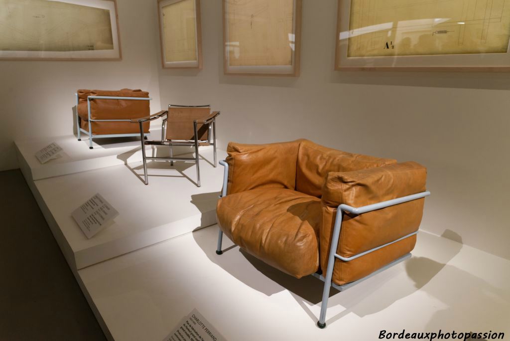 À partir d'un programme élaboré par Le Corbusier sur différentes façons de s'asseoir, Perriand dessine des sièges et des tables en métal considérées aujourd'hui comme des chefs d'œuvres du design du XXe siècle.
