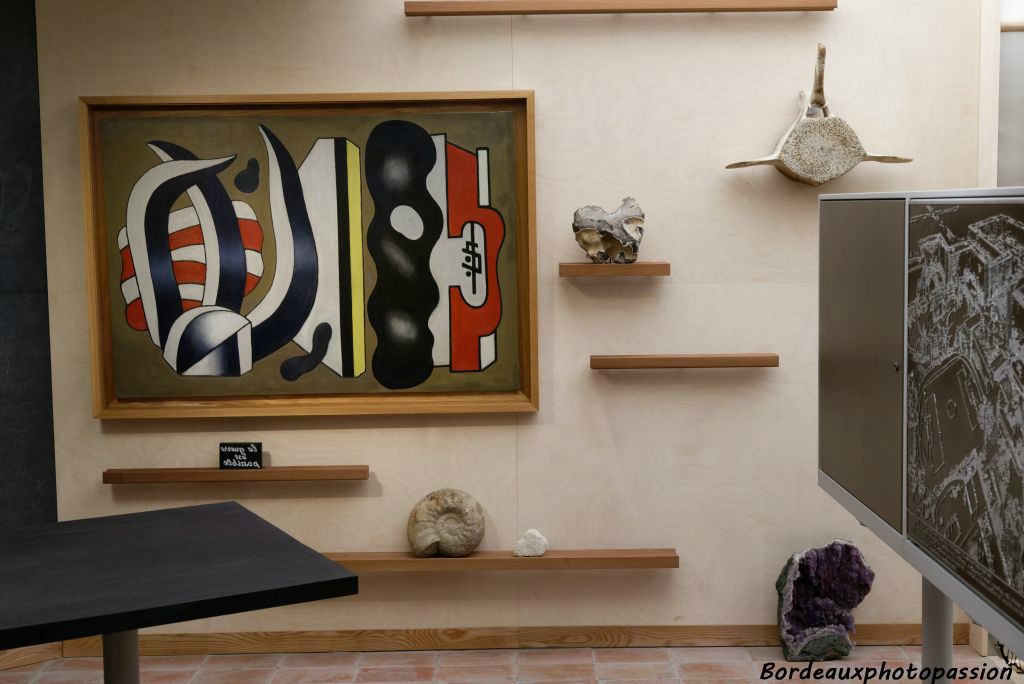 Au mur Fernand Léger Composition à l'aloès 1935 Perriand trouvera en Léger un fidèle ami. Elle fera très souvent appel à lui pour décorer ses intérieurs.