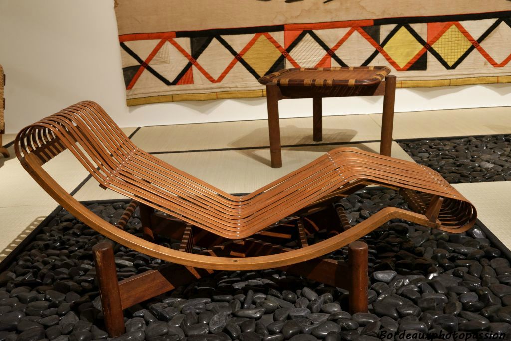 Chaise longue basculante bambou 1940 Contrainte de travailler avec les matériaux disponibles au Japon en période de guerre, Perriand adapte une série de meubles qu'elle avait créés en 1920-30.