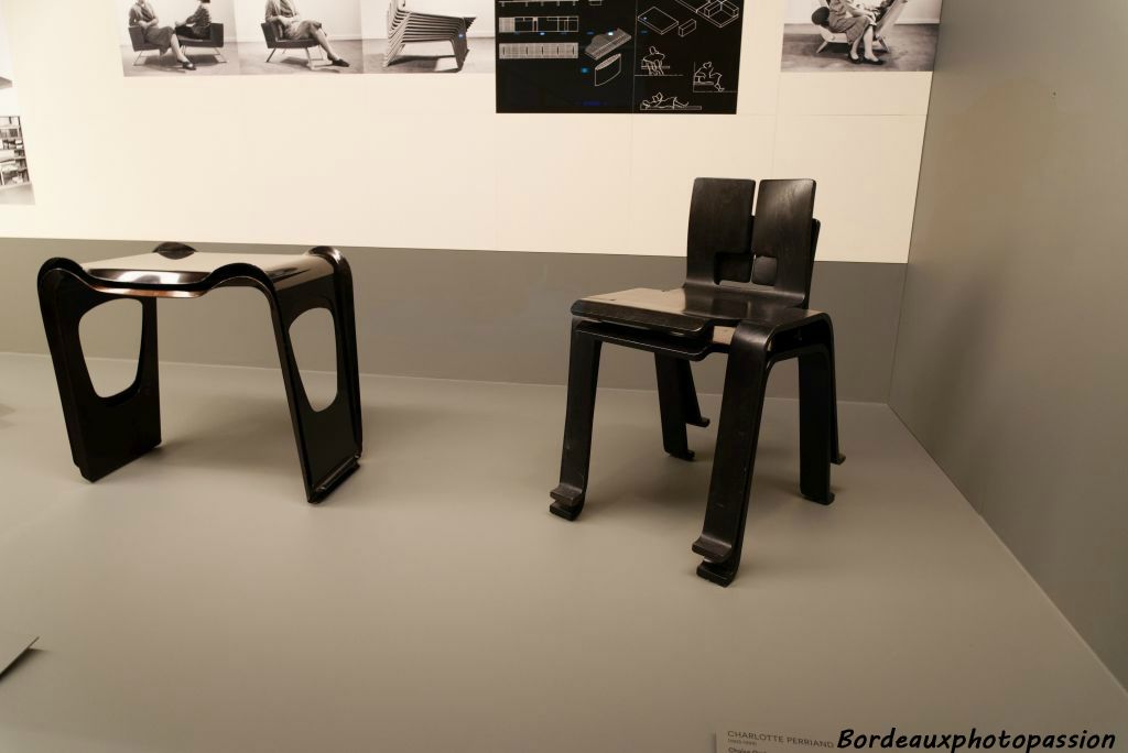 À droite Chaise ombre 1954, chaise empilable
