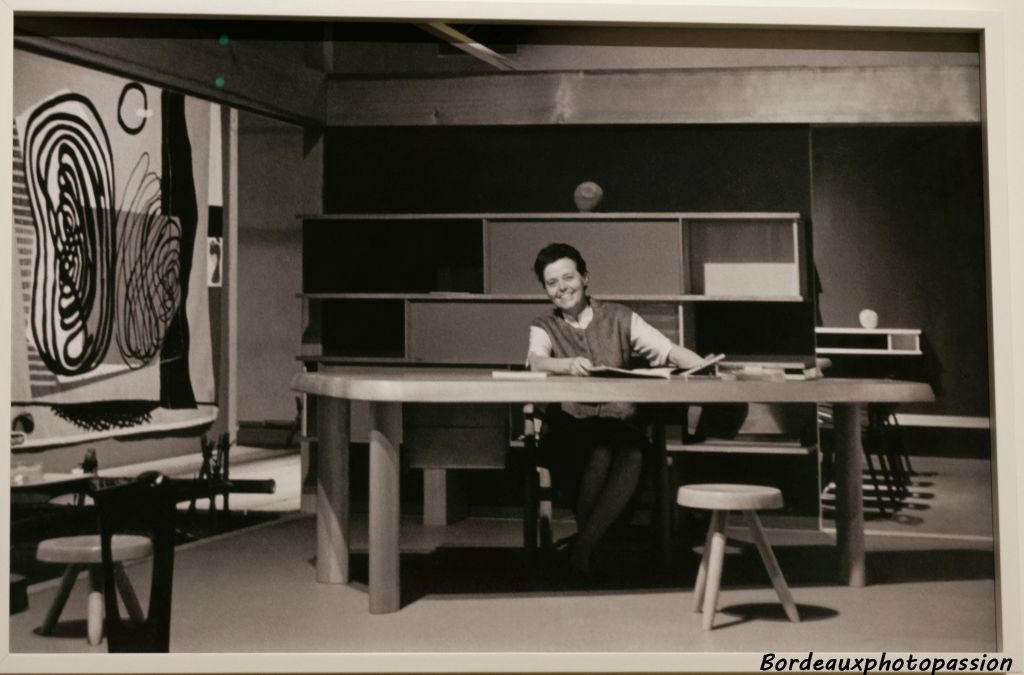 Charlotte Perriand revient au Japon en 1953-1955 Elle est photographiée ici dans l'exposition "Proposition d'une synthèse des arts" 1955